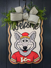 Load image into Gallery viewer, Welcome Wolf scalloped Door Hanger

